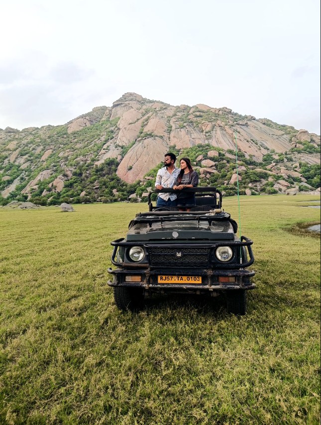 Safari gypsy on a dusty Jawai track